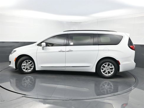 Used 2017 Chrysler Pacifica Touring-L image 38