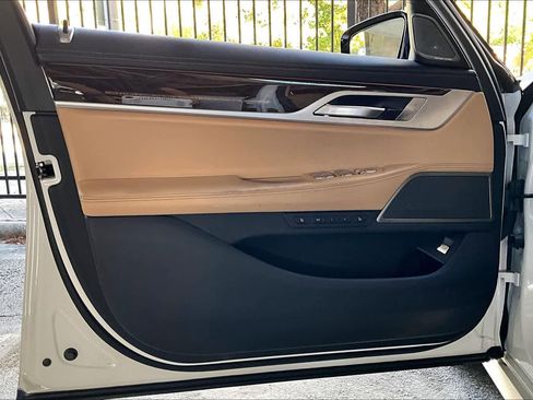 Used 2022 BMW 750i xDrive w/ Executive Package image 21