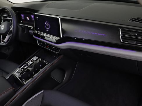 Used 2025 Volkswagen Atlas Peak Edition SE image 19