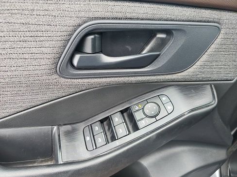 Used 2023 Nissan Rogue S image 13