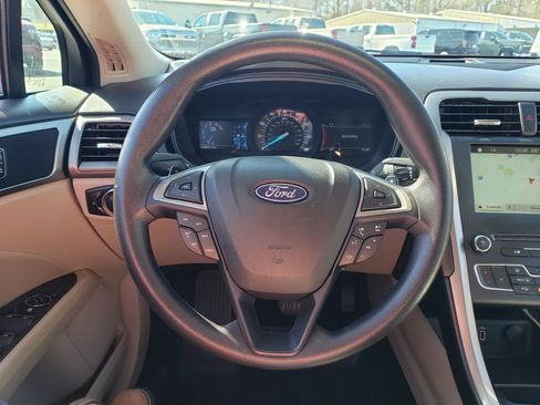 Used 2018 Ford Fusion SE w/ Fusion SE Technology Package FWD image 14