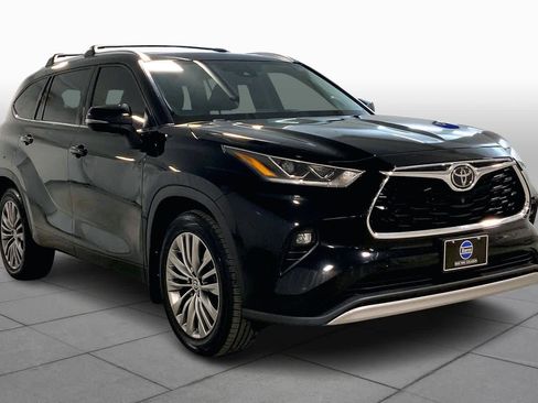 Used 2020 Toyota Highlander Platinum image 2