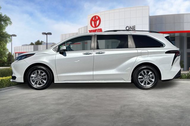 Certified 2026 Toyota Sienna XLE FWD image 9