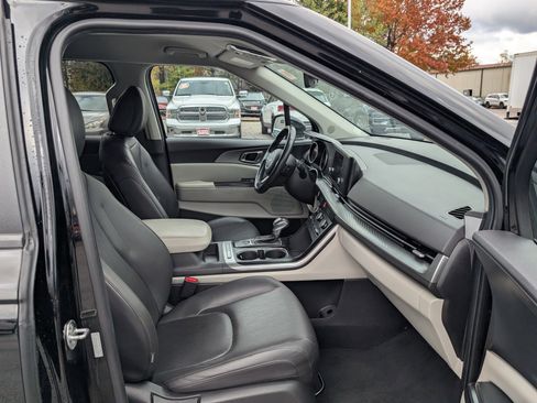 Used 2024 Kia Carnival LX image 10