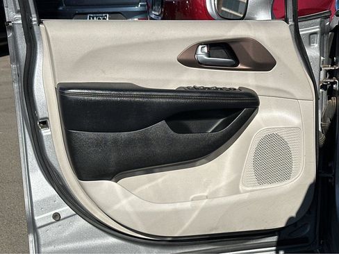 Used 2017 Chrysler Pacifica Touring-L image 15