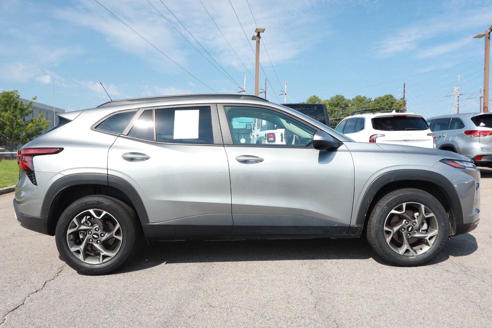 Used 2025 Chevrolet Trax LT w/ LT Convenience Package FWD image 6