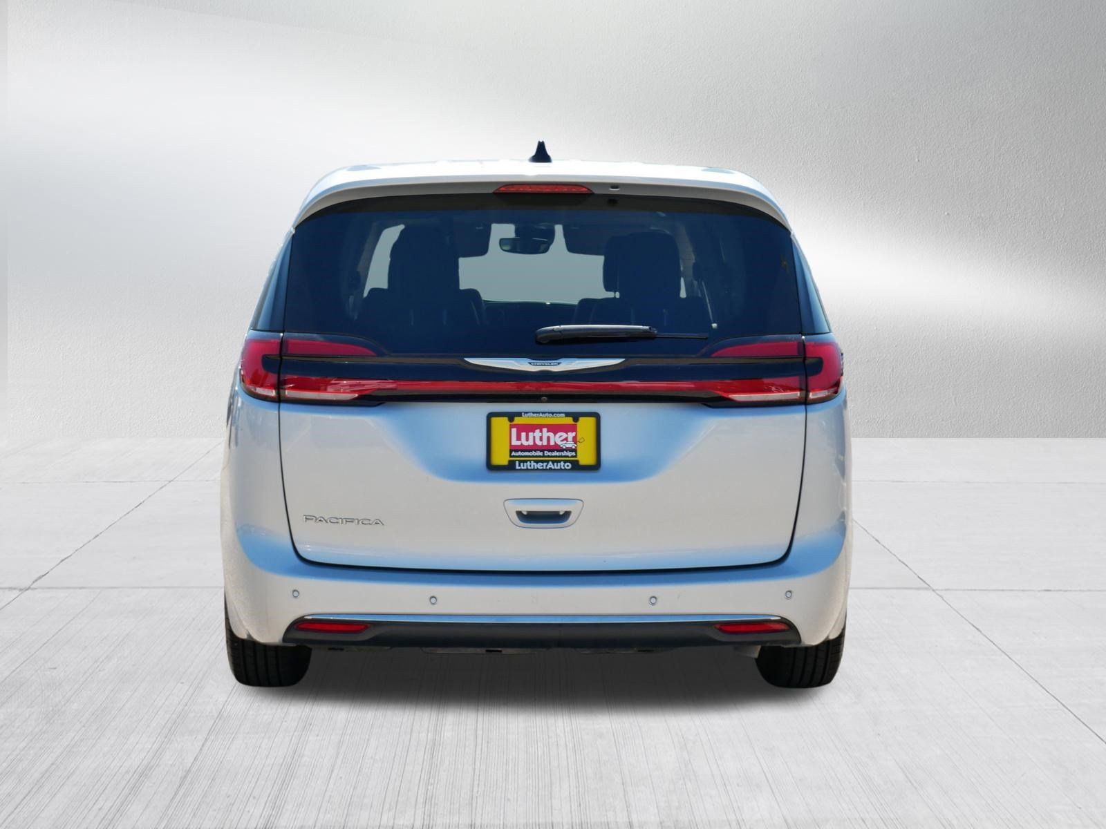 Used 2023 Chrysler Pacifica Touring-L FWD image 6