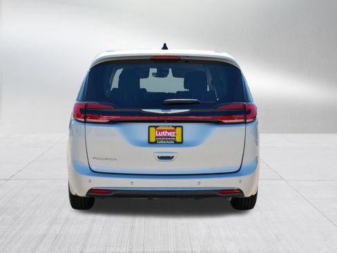 Used 2023 Chrysler Pacifica Touring-L FWD image 6