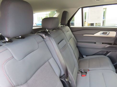 Used 2025 Ford Explorer Active AWD/4WD image 39