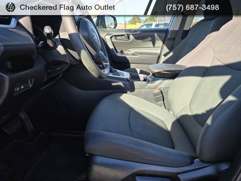 Used 2021 Toyota RAV4 LE image 19