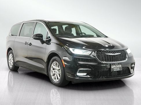 Used 2023 Chrysler Pacifica Touring-L FWD image 7
