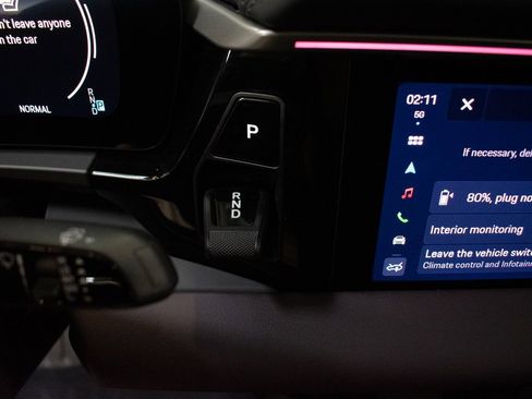 Certified 2025 Porsche Macan 4 Electric image 31