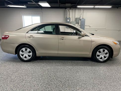 Used 2009 Toyota Camry LE FWD image 5