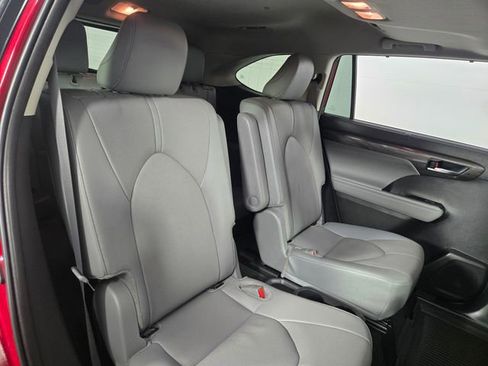 Used 2024 Toyota Highlander Limited image 17