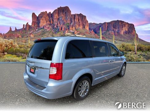 Used 2013 Chrysler Town & Country Touring-L w/ Driver Convenience Group FWD image 8