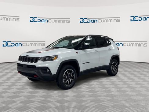 Used 2025 Jeep Compass Trailhawk AWD/4WD image 4
