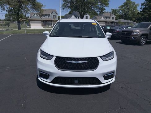 Used 2021 Chrysler Pacifica Touring-L FWD image 3