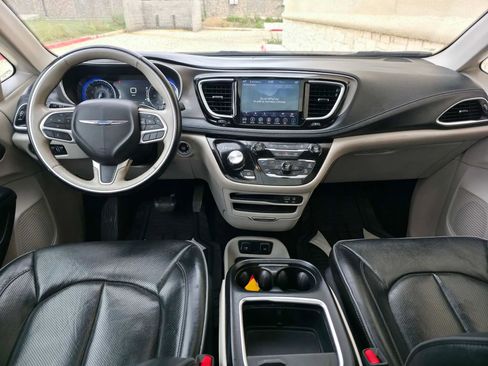Used 2018 Chrysler Pacifica Limited FWD image 13