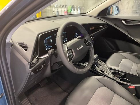 Certified 2025 Kia Niro EX image 12