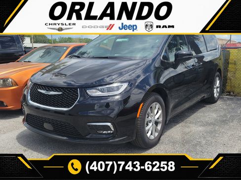 Used 2026 Chrysler Pacifica Limited FWD image 1