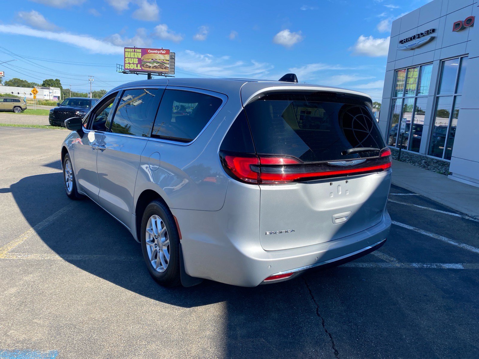 Used 2023 Chrysler Pacifica Touring-L FWD image 3