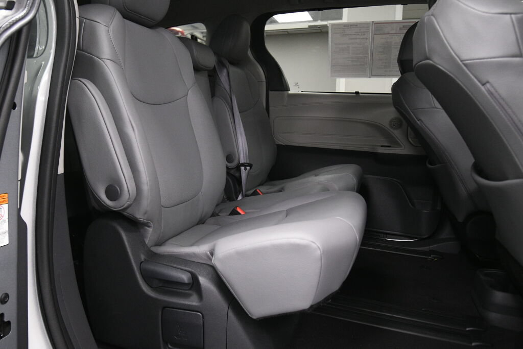 Certified 2024 Toyota Sienna XLE FWD image 26