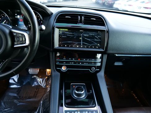 Used 2019 Jaguar F-PACE S image 21