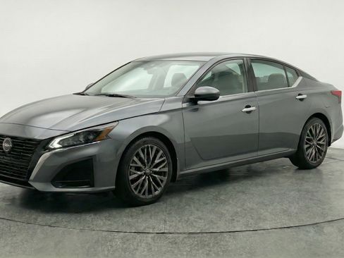 Used 2025 Nissan Altima 2.5 SV image 3