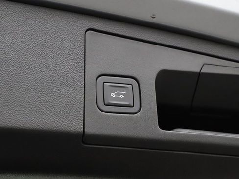 Used 2025 Cadillac XT4 Premium Luxury image 9