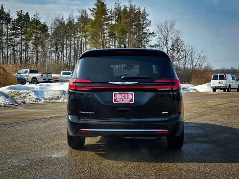 New 2026 Chrysler Pacifica Select image 4