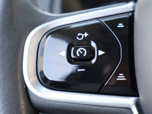 Used 2022 Volvo XC90 T6 Momentum w/ Advanced Package image 27