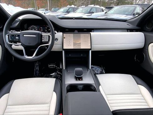 Used 2025 Land Rover Discovery Sport Dynamic SE image 15