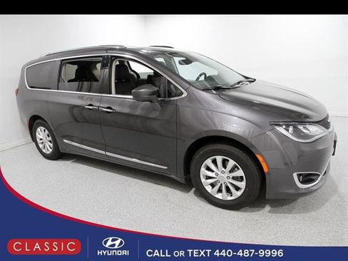 Used 2019 Chrysler Pacifica Touring-L w/ Advanced Safetytec Group image 1