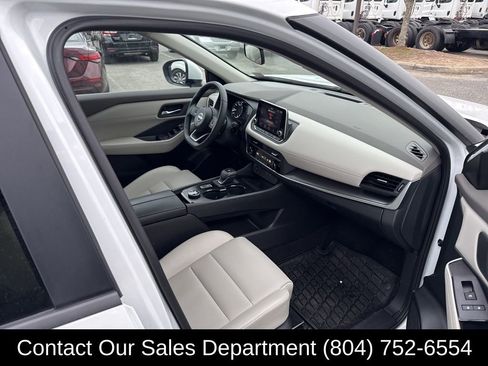 Used 2024 Nissan Rogue SV w/ SV Premium Package image 17