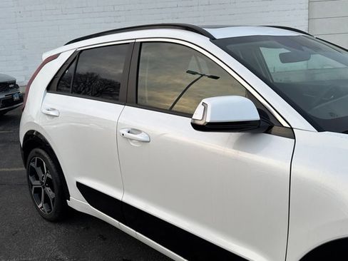 New 2025 Kia Niro EX Touring image 9