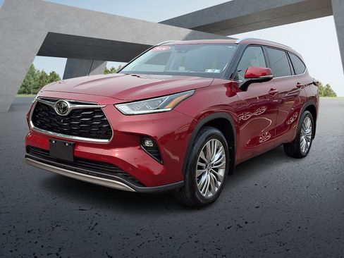 Certified 2024 Toyota Highlander Platinum AWD/4WD image 3