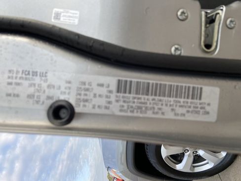 Used 2019 Jeep Compass Latitude FWD image 36