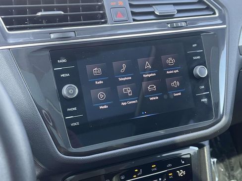 Used 2023 Volkswagen Tiguan SE w/ Panoramic Sunroof Package image 28