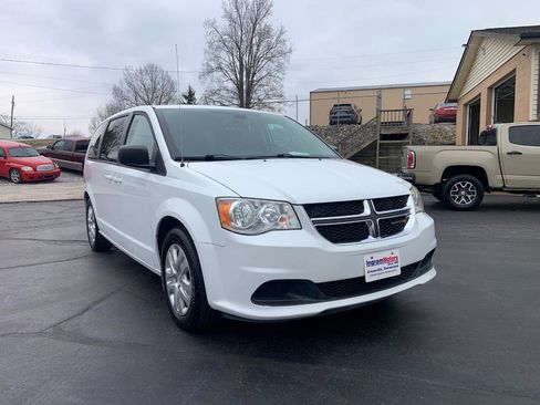 Used 2018 Dodge Grand Caravan SE w/ UConnect Hands-Free Group image 3