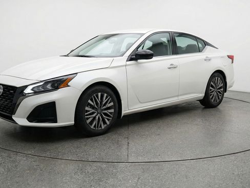 Used 2025 Nissan Altima 2.5 SV FWD image 3