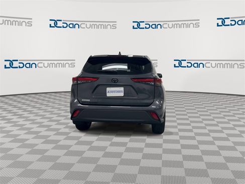 Used 2023 Toyota Highlander LE image 7