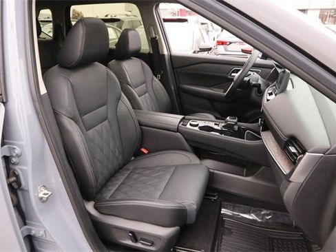 Certified 2025 Nissan Rogue Platinum image 27