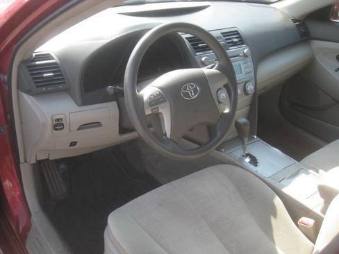 Used 2010 Toyota Camry LE FWD image 13