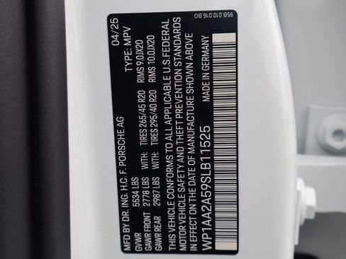 Certified 2025 Porsche Macan AWD/4WD image 28