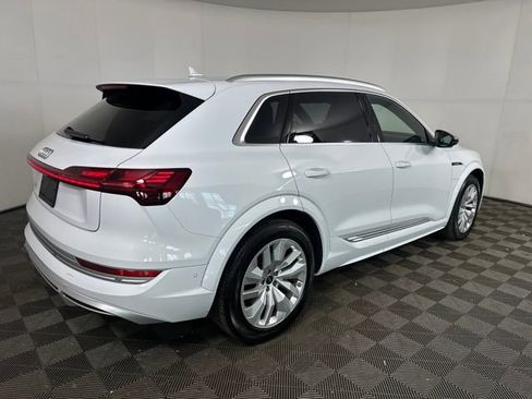 Used 2022 Audi e-tron S Prestige w/ Prestige Package image 3