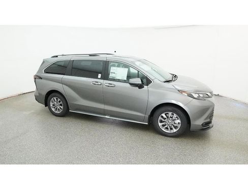 New 2026 Toyota Sienna XLE image 12