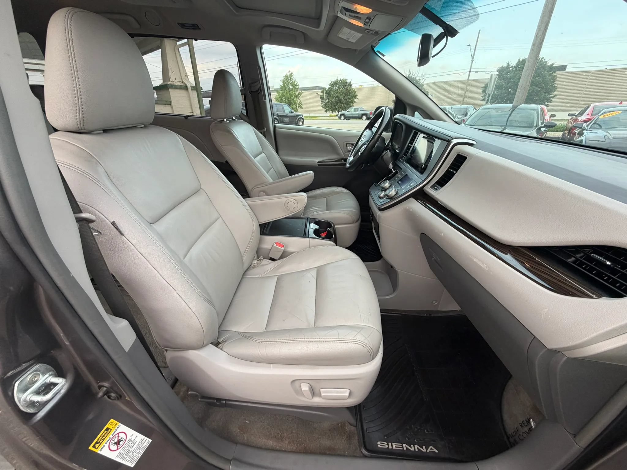 Used 2017 Toyota Sienna XLE Premium FWD image 27