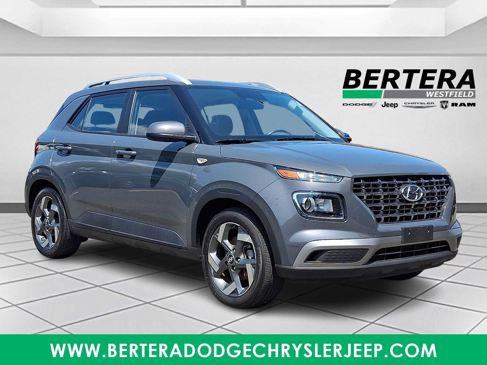 Used 2024 Hyundai Venue SEL FWD image 1