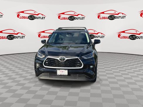 Used 2021 Toyota Highlander XLE AWD/4WD image 3