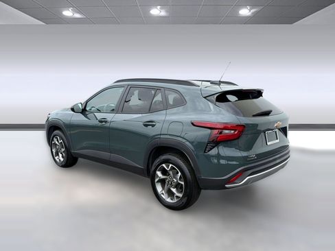 Used 2025 Chevrolet Trax LT w/ LT Convenience Package FWD image 3